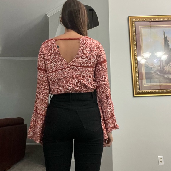 Flowy Long Sleeve Crop Top with Open Back - Picture 3 of 5